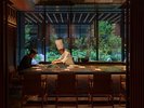 鉄板シェフズテーブル 「紅葉」Koyo。店内はカウンター席のみ。大人の社交場に相応しい空間です。