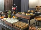 タイ料理を含むメイン料理はオーダー形式にて。ボリューム満点、色とりどりの人気のブッフェご朝食。