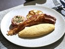 タイ料理を含むメイン料理はオーダー形式にて。ボリューム満点、色とりどりの人気のブッフェご朝食。