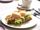 タイ料理を含むメイン料理はオーダー形式にて。ボリューム満点、色とりどりの人気のブッフェご朝食。