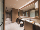 ホットバス、ドライサウナ付きの温浴施設。 ロッカールームはドライヤー、アメニティー、シャワー完備。