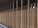 ホテル正面入口。日本の格子は各所に活用されています。