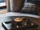 日本とタイを感じさせる茶器。お客様だけの静かな時間をお過ごしください。