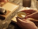 ウェルカムドリンクは、京都の村山木工さんによるオリジナルの美しい木のお盆に乗せてご提供。