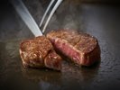 鉄板シェフズテーブル「紅葉」。目の前で繰り広げられる料理のライブパフォーマンスもお楽しみください。