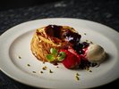 鉄板シェフズテーブル「紅葉」。目の前で繰り広げられる料理のライブパフォーマンスもお楽しみください。