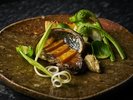 鉄板シェフズテーブル「紅葉」。目の前で繰り広げられる料理のライブパフォーマンスもお楽しみください。