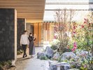 春は桜、秋には紅葉。外界を隔て四季を感じていただける、安らぎある中庭。