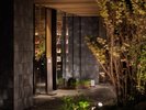 庭園の目の前にある、地下のバー「Den Kyoto」。隠れ家のような寛いだ雰囲気の中で素敵な夜を。