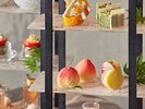 季節のアフタヌーンティ (ピーチ&マンゴー)。デュシットティーガーデンのオーガニックティーと共に