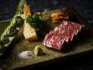 鉄板シェフズテーブル「紅葉」。目の前で繰り広げられる料理のライブパフォーマンスもお楽しみください。