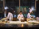 鉄板シェフズテーブル「紅葉」。目の前で繰り広げられる料理のライブパフォーマンスもお楽しみください。