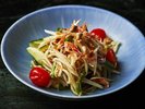 「Kati」ではタイ人シェフの本場のタイ料理をご用意。活気溢れるオープンキッチンと美しい中庭の景色も。