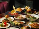 「Kati」ではタイ人シェフの本場のタイ料理をご用意。活気溢れるオープンキッチンと美しい中庭の景色も。