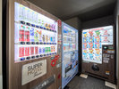 2階に自動販売機がございます。ソフトドリンク、セブンティーンアイス。(アルコールはございません。)