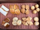 様々な種類のパンをご用意しております。