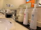 女性大浴殿には、嬉しいスキンケア用品を各種取り揃えております。忘れた時も安心ですね♪