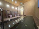【女性大浴殿】洗い場は4つ。半身浴用のベンチがございます。