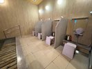 【女性大浴殿】洗い場は4つ。半身浴用のベンチがございます。