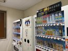 【自販機コーナー】ジュース、パンやカップ麺などの軽食の取り扱いがございます。