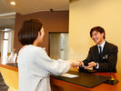 【フロント】おもてなしの心でお客様をお出迎えいたします。何かありましたらお気軽にお尋ねください。
