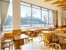 【レストランこまくさ】大きな窓から太陽の光が差し込み開放感抜群。眼前にくったり湖が広がります。