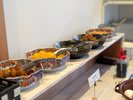 R.【ハーフブッフェ】ごはん・パン・味噌汁・カレー・副菜(数種類)・デザート