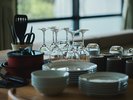 【客室備品】カトラリー類のご用意もございますので、お持ち込みでのお食事も愉しめます(一例)