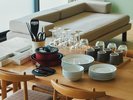 【客室備品】包丁やまな板、食器なども各種取り揃えております(一例)