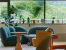 【ラウンジ】自然に調和したインテリアに囲まれたゆったりと寛げるラウンジスペース