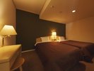 【デラックスルーム】落ち着いた照明で夜もゆっくりとお寛ぎいただけます (一例)