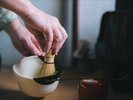 おひとりさまずつ丁寧に抹茶を点てています。