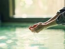 手に伝わる湯のぬくもり。歴史ある名湯を五感で楽しむ。