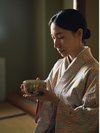 色鮮やかな着物に身を包み、香り高い一服で心調える