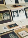 館内に並ぶ個性豊かなナンシー関さんの作品群が、旅の感性を刺激する。