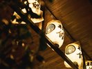 夜の帳に灯る「椿館」の文字。