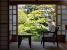 日常から離れ、私的時間を愛おしむ緑の香、木のぬくもり、日本庭園に囲まれたくつろぎ空間。