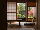 お部屋から四季折々の日本庭園が眺められます。