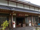 【雲林禅寺】本堂の縁側にも様々な猫の置物が並ぶ。