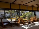 【ロビー】ジョージ・ナカシマの「コイノドチェア」は緩やかなアールが心地よい