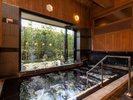 檜造りの開放感あふれる高い天井と梁に歴史の重みを感じる