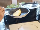 シェフが目の前で焼き上げるふわふわののオムレツをお楽しみください。