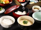 【朝食】地元のコシヒカリを使用した、温泉粥、とろろご飯、白米からお選びいただけます。