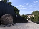 海舟と書かれた岩が見えてきます。そのまま中まで進んでください。