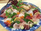 阿久根漁港まで徒歩1分。「ぶえん」の旬魚をお楽しみください。おすすめの飲食店をご案内します。