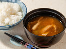 *【朝食一例】自家製味噌と丁寧に引いた出汁が織りなす、深い旨味のこだわりのお味噌汁です