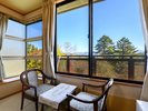 *【LAKE&FORESTview湖畔側/和室8畳】森林と大沼湖をのぞむ広縁は、時の流れをゆっくりと感じます