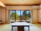 *【FORESTview湖畔側/和室10畳】秋頃の眺望一例、標高差のある駒ヶ根は長く紅葉を楽しめます