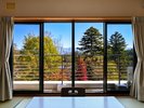 *【FORESTview湖畔側/和室10畳】駒ヶ根の秋は山頂から麓へ続く秋彩のリレー