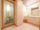 *【客室/和室13畳＋8畳(101号室)】客室にはシャワー・バスタブと、広めの洗面台スペースを完備。